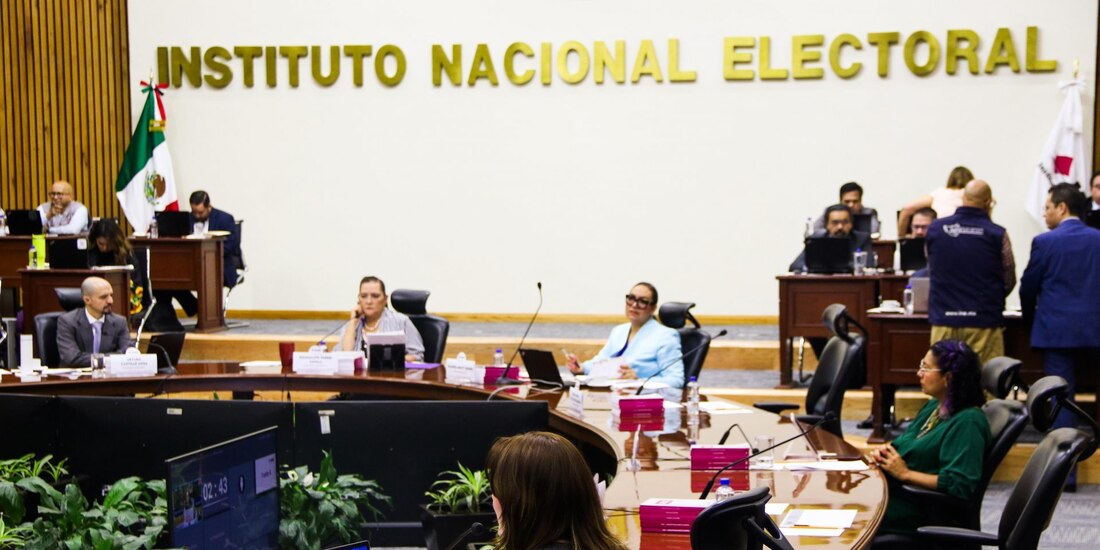 El Instituto Nacional Electoral (INE) invita a la Sesión Extraordinaria del Consejo General, la cual será semipresencial, que se llevará a cabo, en el Salón de Sesiones del Instituto, ubicado en Viaducto Tlalpan, Colonia Arenal Tepepan. Se abordaron temas referentes a las próximas elecciones del Poder Judicial.
