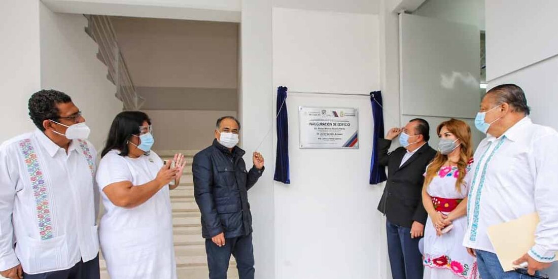 El gobernador (segundo de izq. a der.) inaugura las instalaciones.