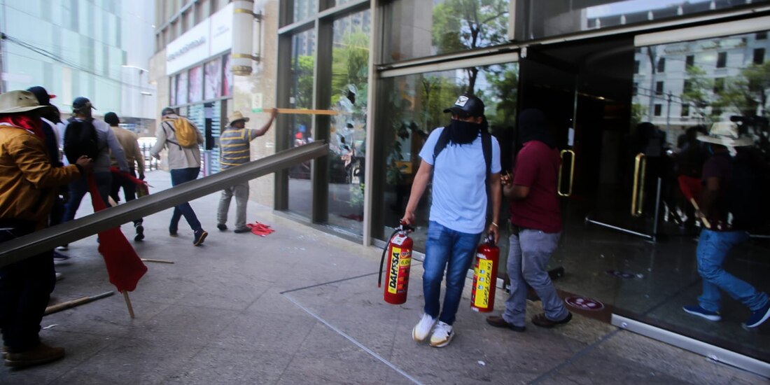 Destrozos este viernes en la Secretaría del Bienestar.