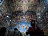 Parte de los frescos de El juicio final, del maestro del Renacimiento Miguel Ángel, en la réplica de la Capilla Sixtina.