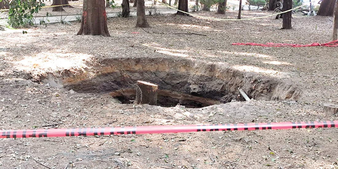 Autoridades cercaron el sitio en el que se originó un nuevo socavón, el domingo.