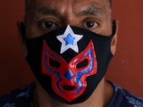 Un luchador durante una entrega de despensas en Velódromo Olímpico