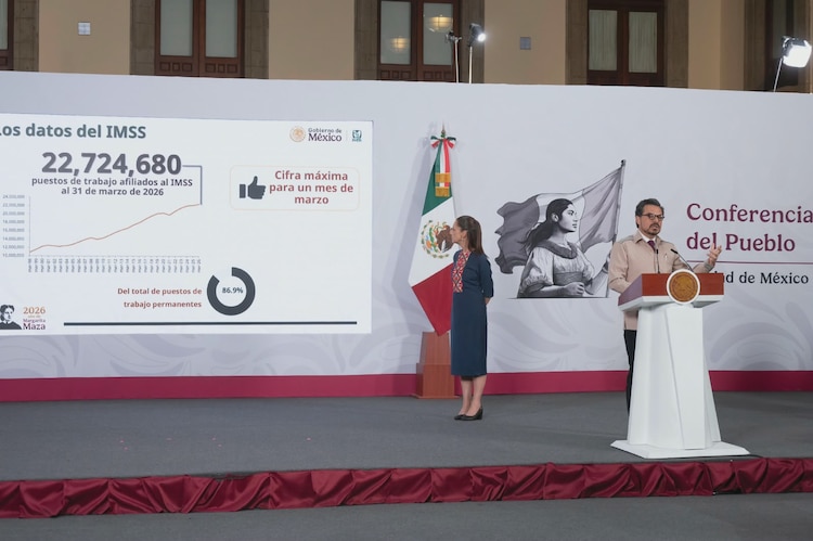 El secretario Marath Bolaños y el director del IMSS, Zoé Robledo, presentan cifras de empleo de 2026.
