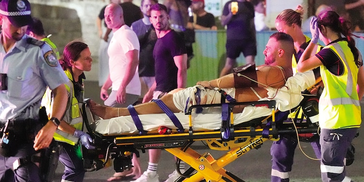 Los equipos de emergencia transportan a una persona en camilla tras el tiroteo, ayer.