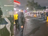 Caballo de la policía corre entre los aficionados.