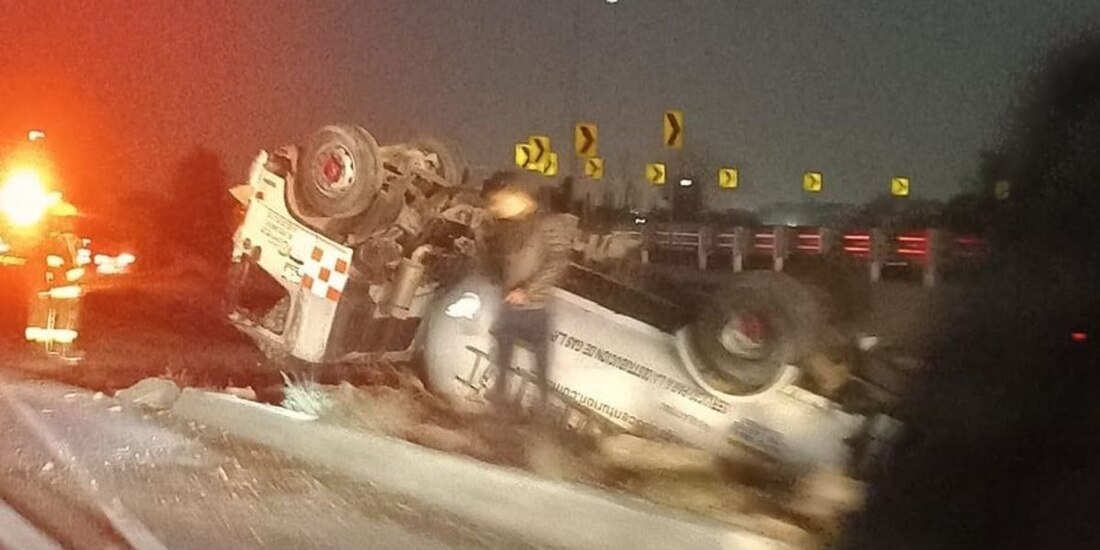 Imagen de la pipa de gas tras la volcarse en la autopista México-Pachuca.