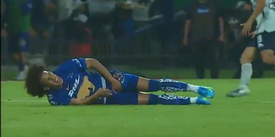 Adalberto Carrasquilla salió lesionado del partido.