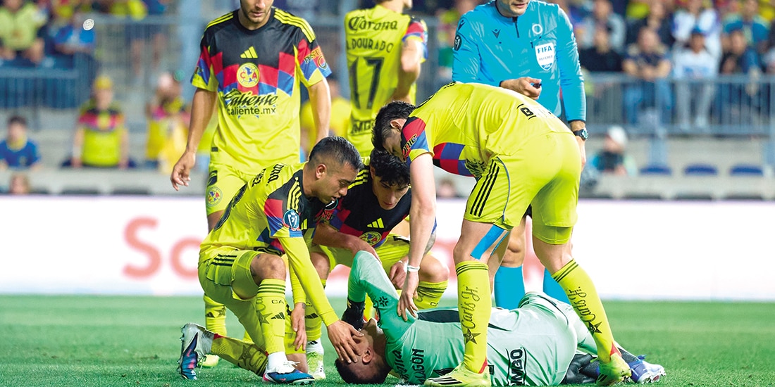 Malagón yace en el césped tras su lesión en Philadelphia, anoche.