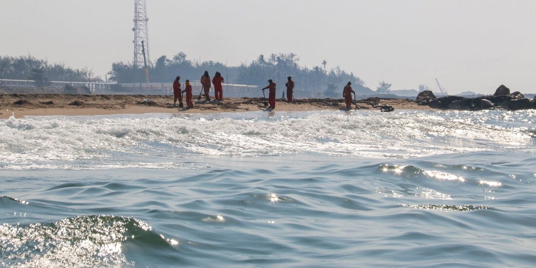 Caen precios del petróleo ante tensiones comerciales y posible alza de producción de OPEP+.