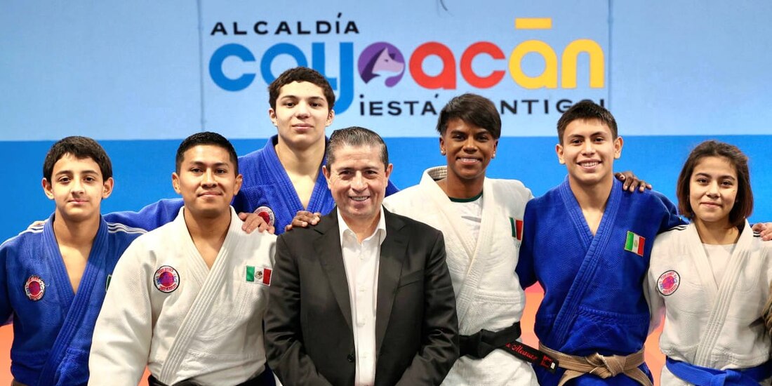 Autoridades de Coyoacán y la judoka Prisca Awiti recorren las nuevas instalaciones, que cuentan con un tatami profesional.