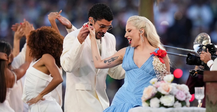 Bad Bunny y Lady Gaga durante el show de medio tiempo del Super Bowl 2026