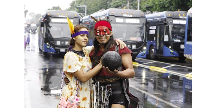Los aficionados mexicanos y extranjeros compartieron en la capital la fiesta y la alegría del futbol; además, el personal de limpieza cuidó los espacios.