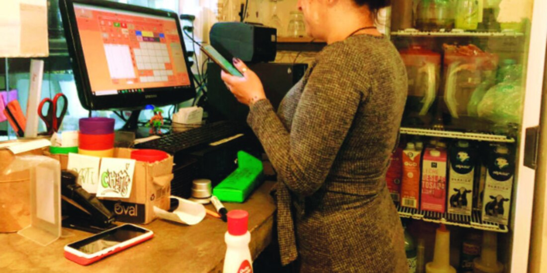 Carla Brito, de pie en caja de cobro de un restaurante, ayer.