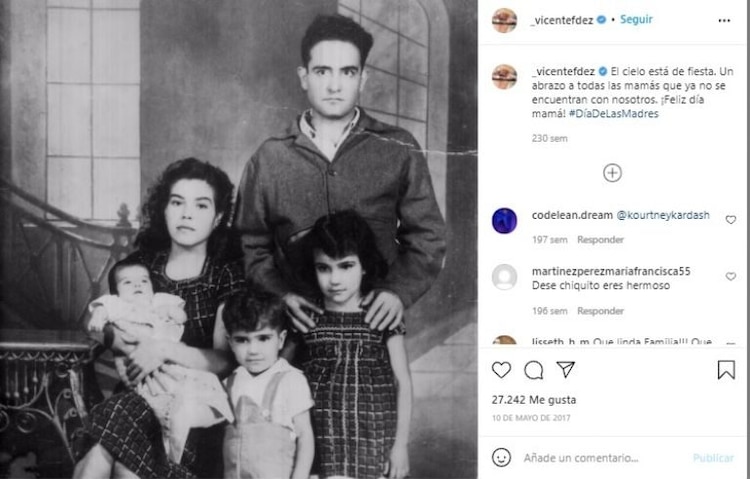 Vicente Fernández de niño junto a sus papás y sus hermanas