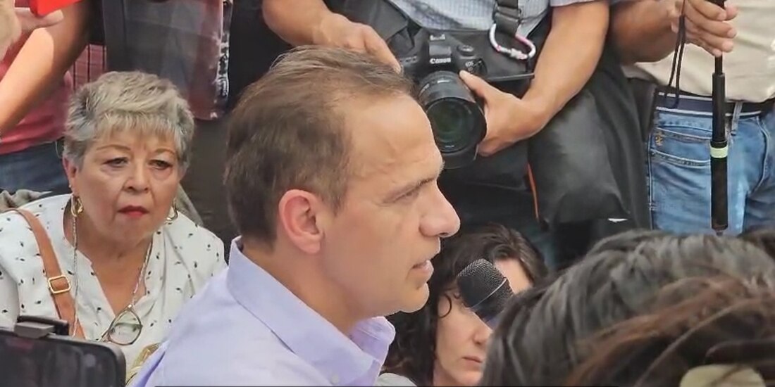 Israel Vallarta, en entrevista con medios.