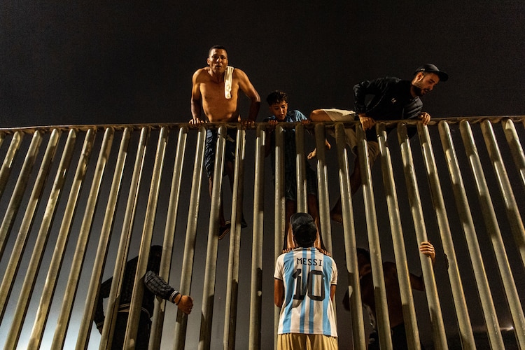 Migrantes tratan de cruzar la cerca que separa Marruecos del enclave español de Ceuta, en el norte de África, el 31 de julio de 2026.