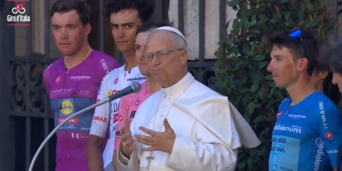 Isaac del Toro estuvo a un lado del papa León XIV.