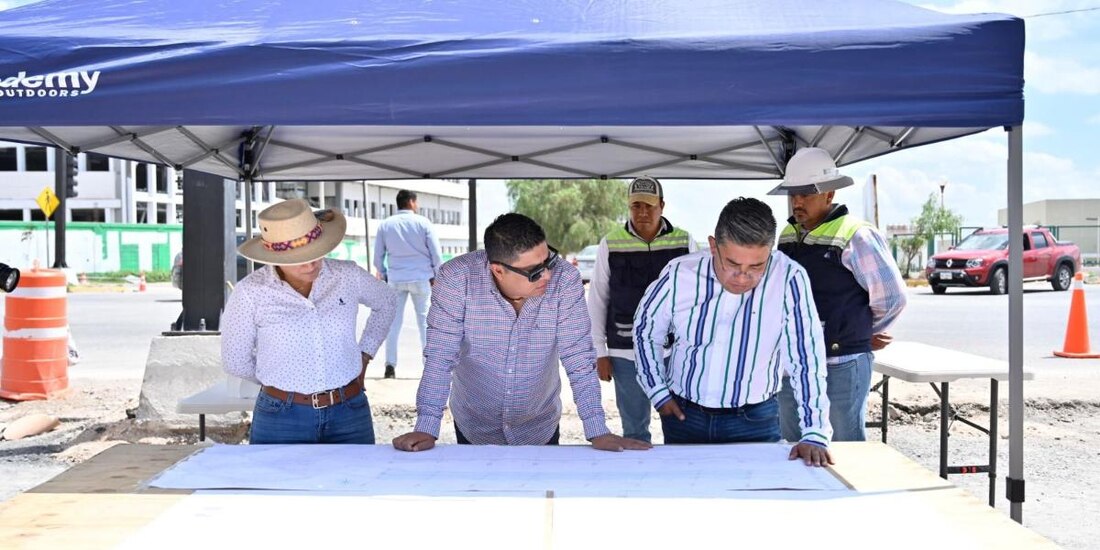 Ricardo Gallardo supervisa obras del puente en Coronel Romero, en la capital de San Luis Potosí.