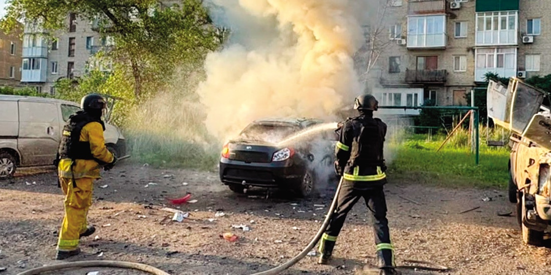Bomberos extinguen un incendio tras un ataque aéreo ruso en Donetsk, ayer.