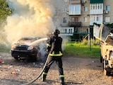 Bomberos extinguen un incendio tras un ataque aéreo ruso en Donetsk, ayer.