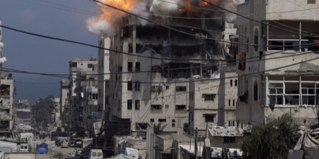 Ataques aéreos israelíes durante una invasión terrestre de Deir el-Balah, en el centro de Gaza, ayer.