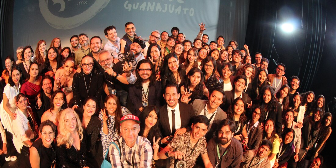 Cineastas, actores y la directora Sarah Hoch, ayer durante la clausura del festival.