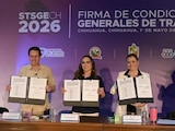 Maru Campos durante la firma del pliego petitorio junto a líderes del Sindicato de Trabajadores al Servicio del Gobierno.