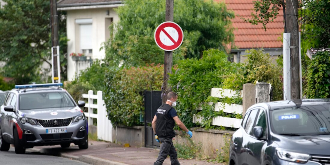 Un oficial inspecciona la vivienda del alcalde de L’Hay-les-Roses, tras el ataque a su familia, el pasado 1 de julio.