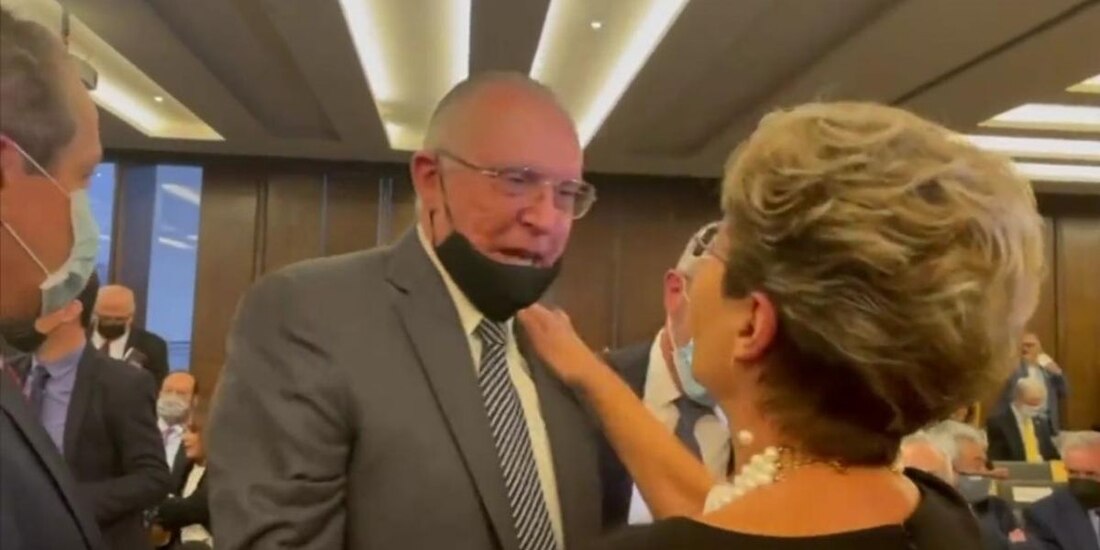 El general Salvador Cienfuegos asistió al Premio Nacional de Comunicación José Pagés Llergo.