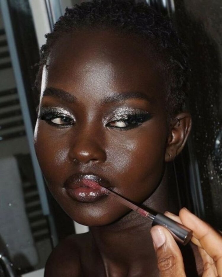 Elige sombras con brillos o metálicas para el maquillaje stargirl ideal.