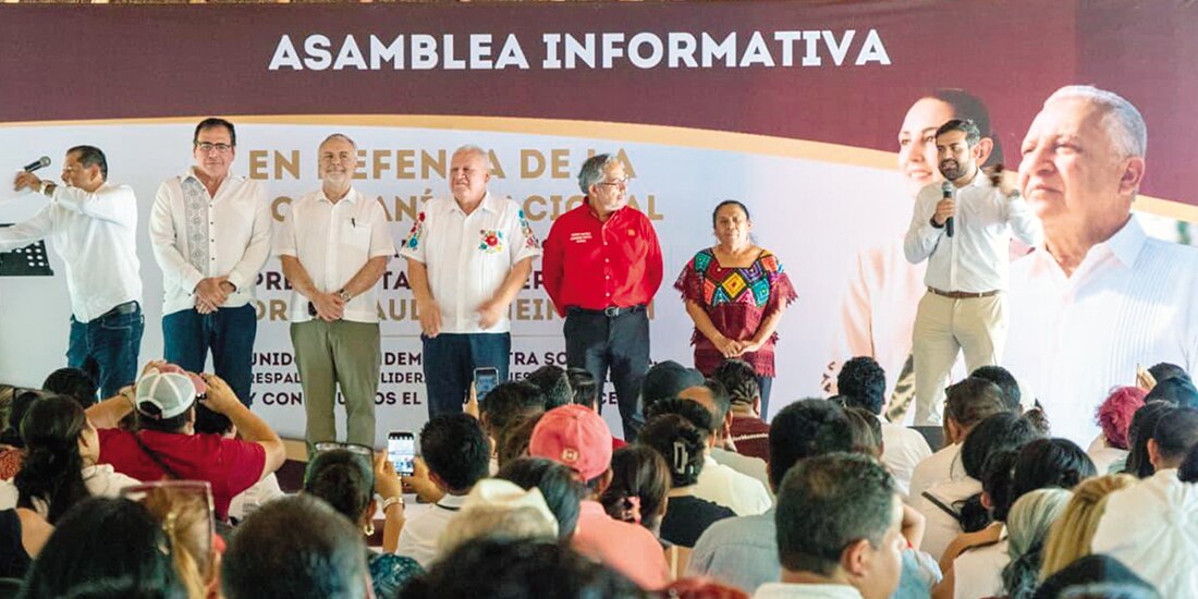 EL LEGISLADOR (3.o de izq. a der.), ayer, en una asamblea informativa
en Quintana Roo.