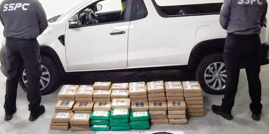 Personal de la Secretaría de Seguridad Pública Ciudadana, ayer, junto a la droga y la camioneta aseguradas.