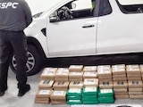 Personal de la Secretaría de Seguridad Pública Ciudadana, ayer, junto a la droga y la camioneta aseguradas.