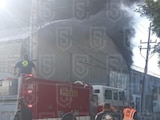 Se registra fuerte incendio en fábrica de algodón en Ecatepec, Edomex.