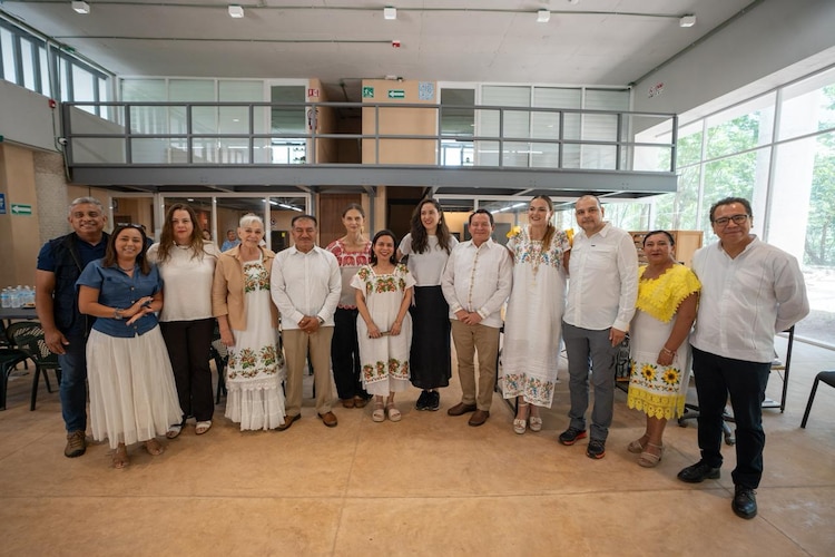 Al centro. el gobernador Joaquín Díaz Mena durante la inauguración del museo.