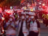 Los equipos de rescate trabajan en el lugar donde decenas de personas resultaron heridas en una estampida durante un festival de Halloween en Seúl, Corea del Sur, el 30 de octubre de 2022