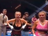 Daniella Hemsley, modelo de OnlyFans, causó polémica con su festejo tras ganar una pelea de box en Irlanda.