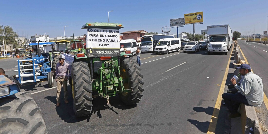 Agricultores mantienen bloqueos carreteros en diversos estados.