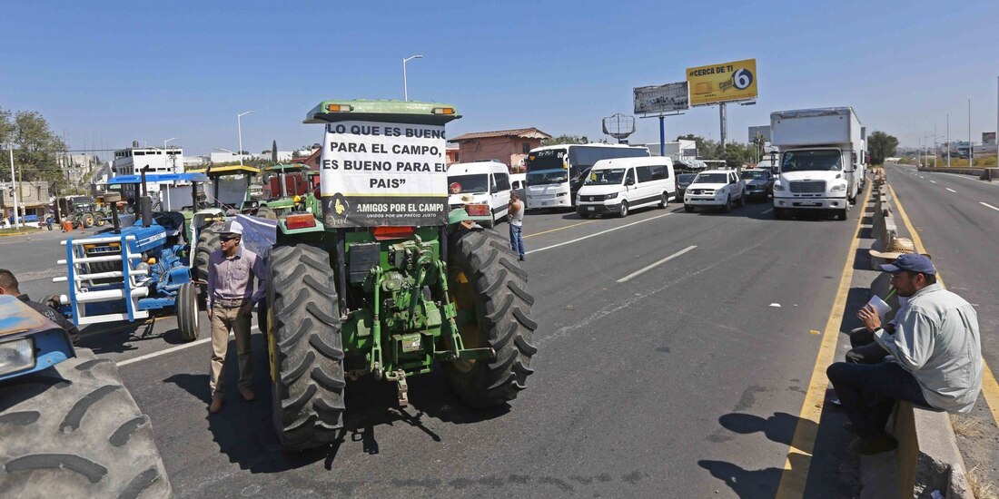 Agricultores mantienen bloqueos carreteros en diversos estados.
