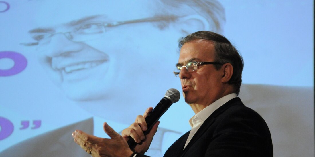 Marcelo Ebrard, ex canciller mexicano, ofrece una conferencia a medios para anunciar la posible creación de un nuevo movimiento en caso de que Morena no reponga la encuesta. FOTO: DANIEL AUGUSTO /CUARTOSCURO.COM