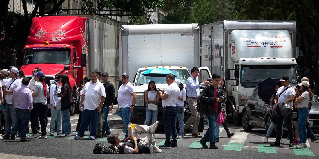 Restauranteros bloquearon por 3 horas Avenida Insurgentes y Eje 6 Sur en rechazo a presuntas inspecciones irregulares del Invea.