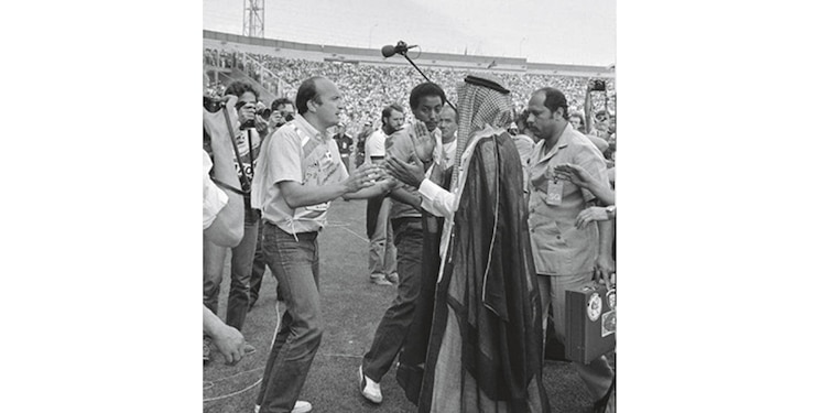 España 1982: El jeque Fahid Al-Ahmad Al-Sabah bajó desde las tribunas a la cancha para pedir que a Francia se le quitara un gol ante Kuwait. El árbitro accedió.