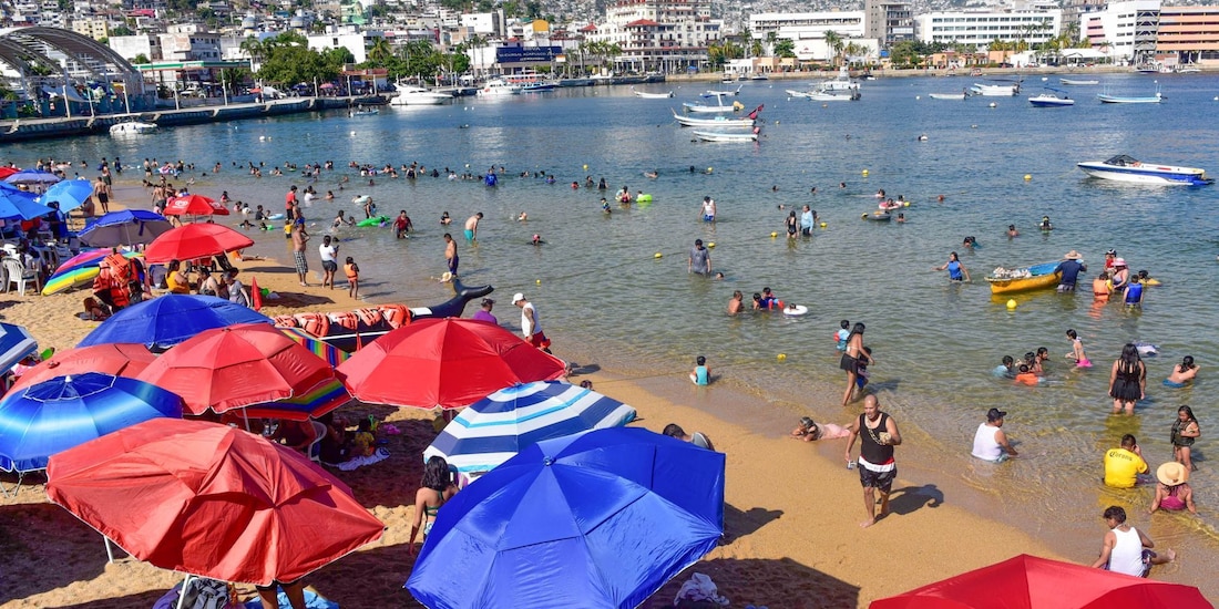 Las playas de Caleta y Caletilla en la Zona Tradicional de Acapulco, tienen una gran afluencia de turistas en el último día de semana de las vacaciones decembrinas, la Secretaria de Turismo del Estado informó una ocupación hotelera para este último fin de semana de un 82.9 % para el puerto de Acapulco.