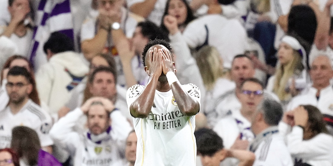 Vinícius Jr. se lamenta después de una falla que tuvo el Real, ayer, en la UCL.