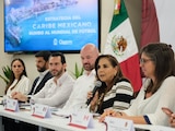 Al centro de la imagen, Mara Lezama, gobernadora constitucional.