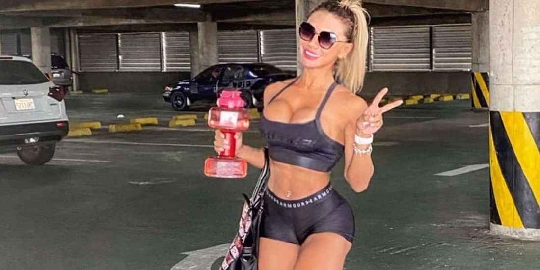 Llueven críticas contra madre por su forma de vestir al recoger a su hijo de la escuela.