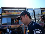 El piloto de Red Bull, Sergio Pérez, de México, camina en el área de boxes después de chocar durante la sesión de calificación de la Fórmula 1 en el Gran Premio de Mónaco