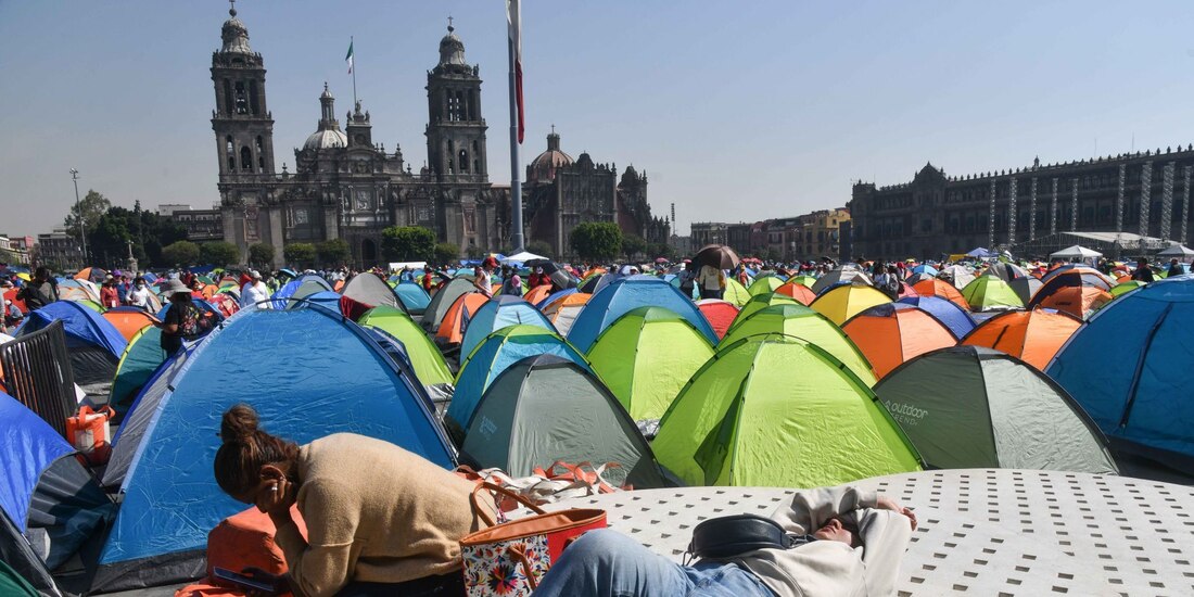 CNTE instaló un plantón en la plancha del Zócalo en protesta.