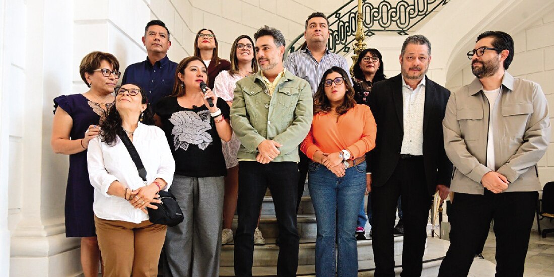 Integrantes de la comisión dictaminadora del Congreso local tras la aprobación del proyecto, el viernes.