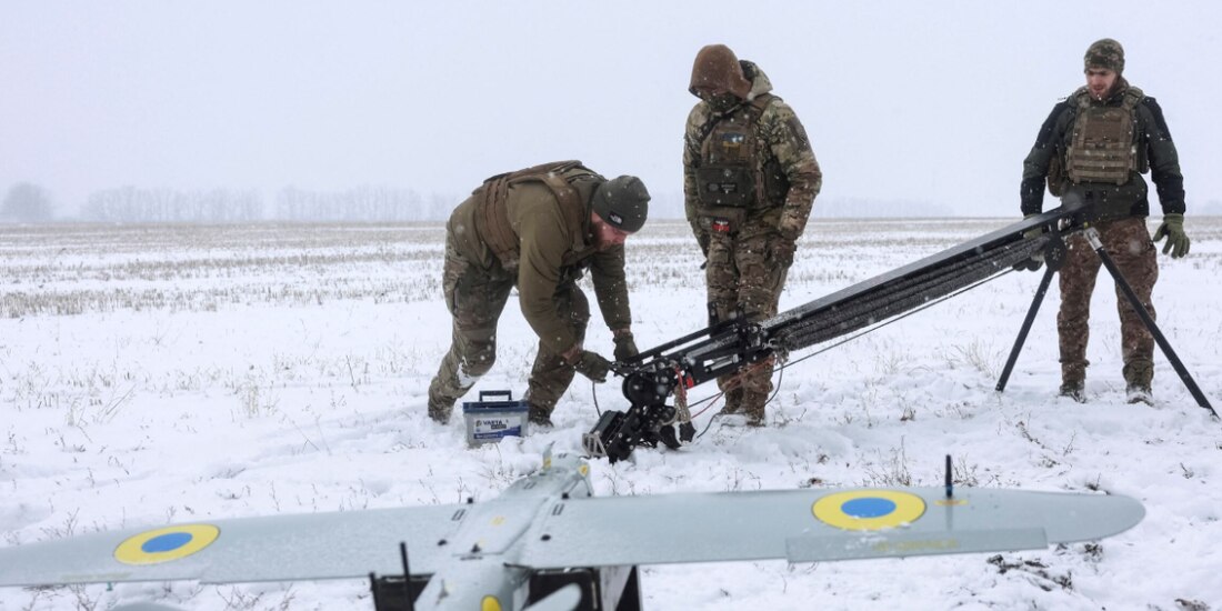 Fuerzas ucranianas alistan equipo para responder a ataques rusos, ayer.
